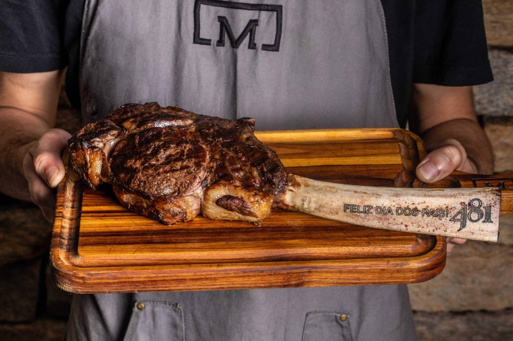 restaurante-dia-dos-pais-Malta_Tomahawk_Cred-Tomas Rangel (3) (1) Tomahawk é servido no Malta Beef Club: uma peça retirada da parte dianteira do boi, marmorizada e com mensagem escrita no osso para os pais