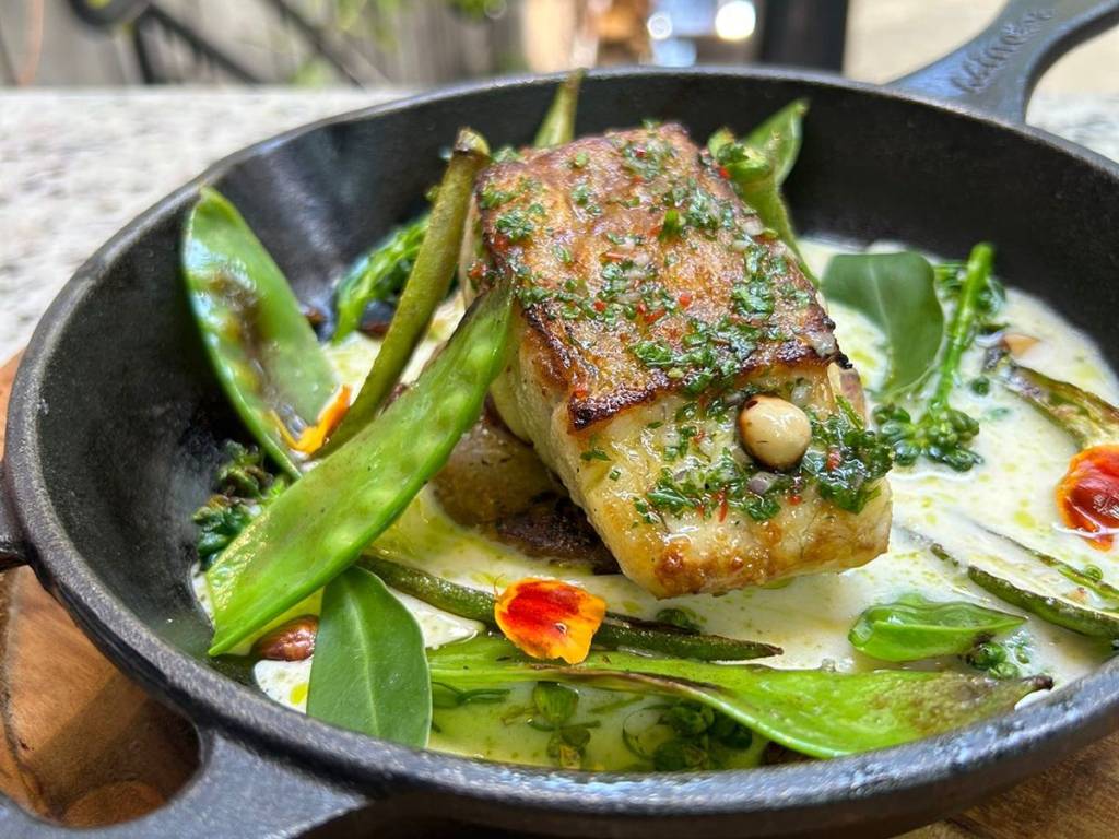 restaurantes-dia-dos-pais-Belô Café – Peixe Grelhado Peixe grelhado com azeite de ervas e mandioca amanteigada cremosa é o prato principal do Belô Café para o Dia dos Pais
