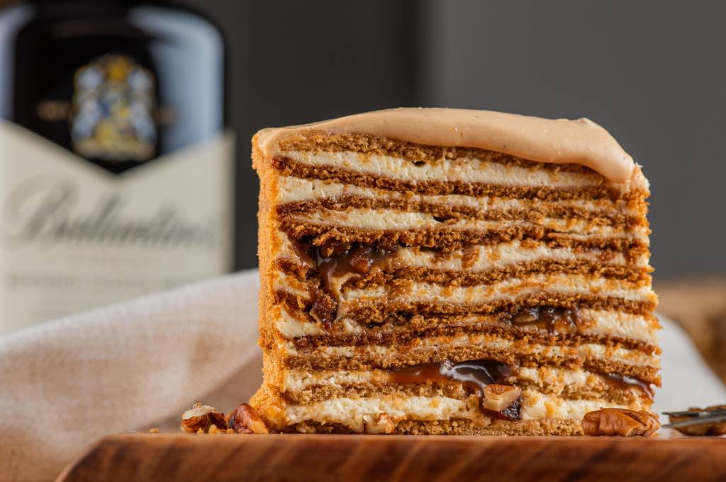 restaurantes-dia-dos-pais-O-Medovik_Medovik de Bacon_crédito Nubra Fasari Bolo russo de bacon com pecã e bourbon na boutique Medovik, no Rio