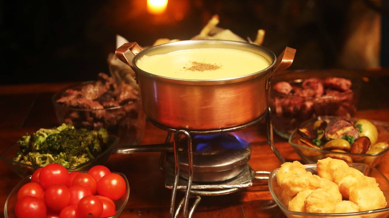 Fondue misto do restaurante Pé de Manga, em São Paulo
