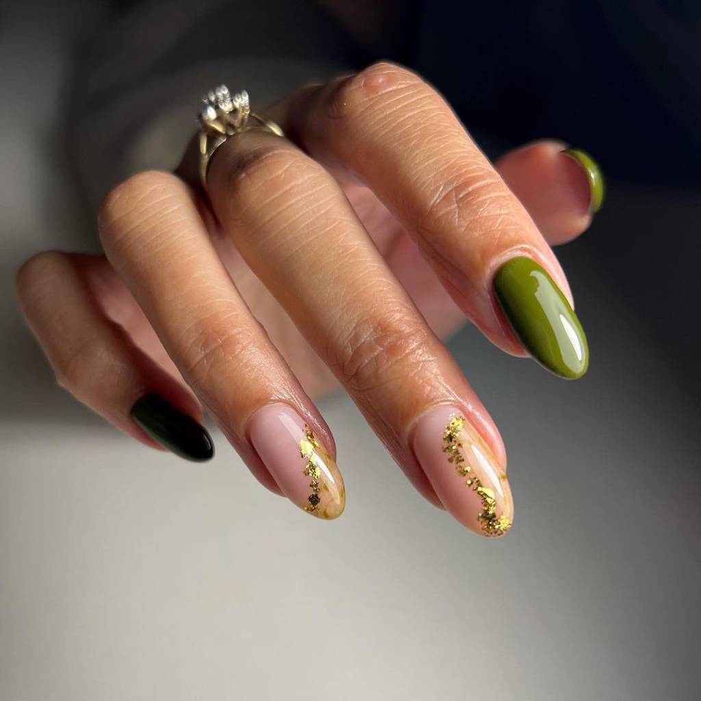 unha verde militar com glitter unha verde militar com glitter