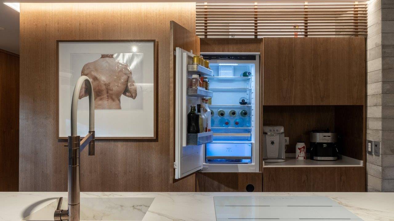 5 inspirações de geladeiras embutidas na marcenaria para a sua cozinha