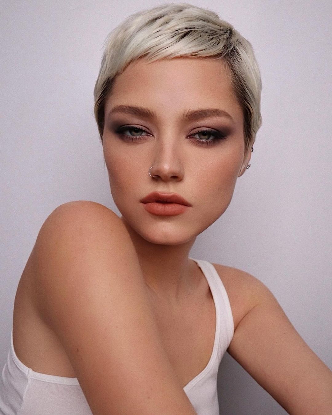 Corte pixie cut com o cabelo platinado