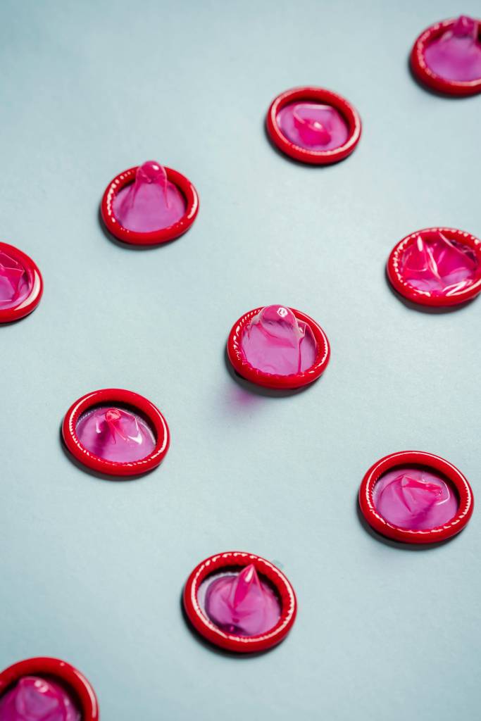 preservativos-sex-toy-compatíveis Dia do Sexo: 4 dicas práticas sobre como cuidar corretamente dos sex toys