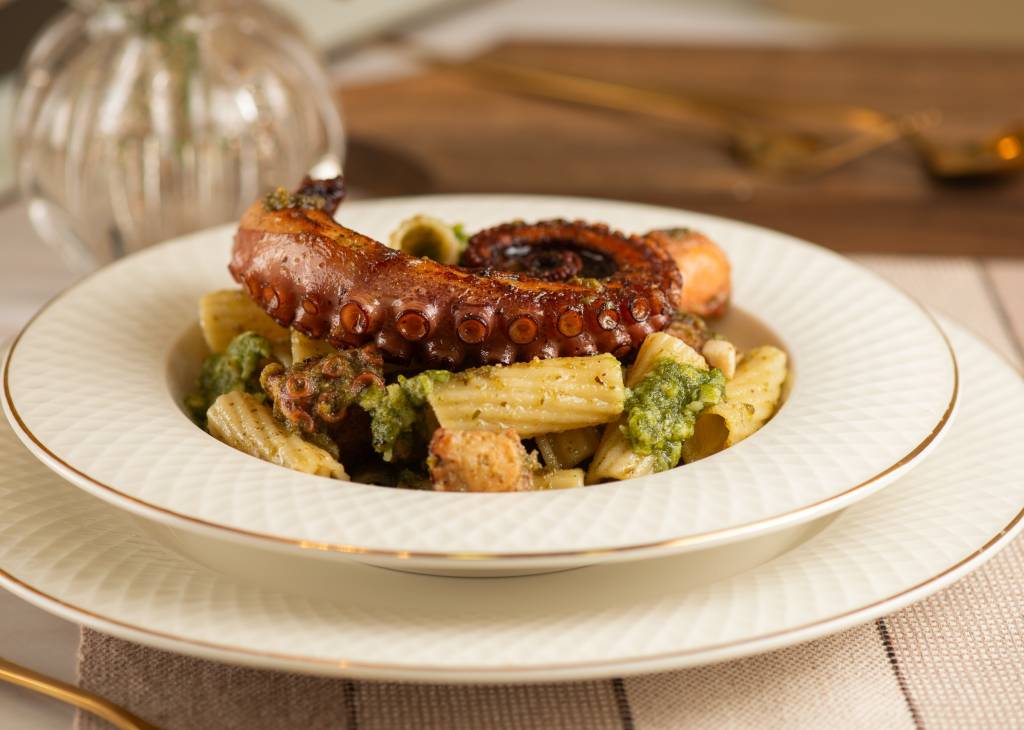 Receita de tortiglione ao molho pesto e tentáculo de polvo selado