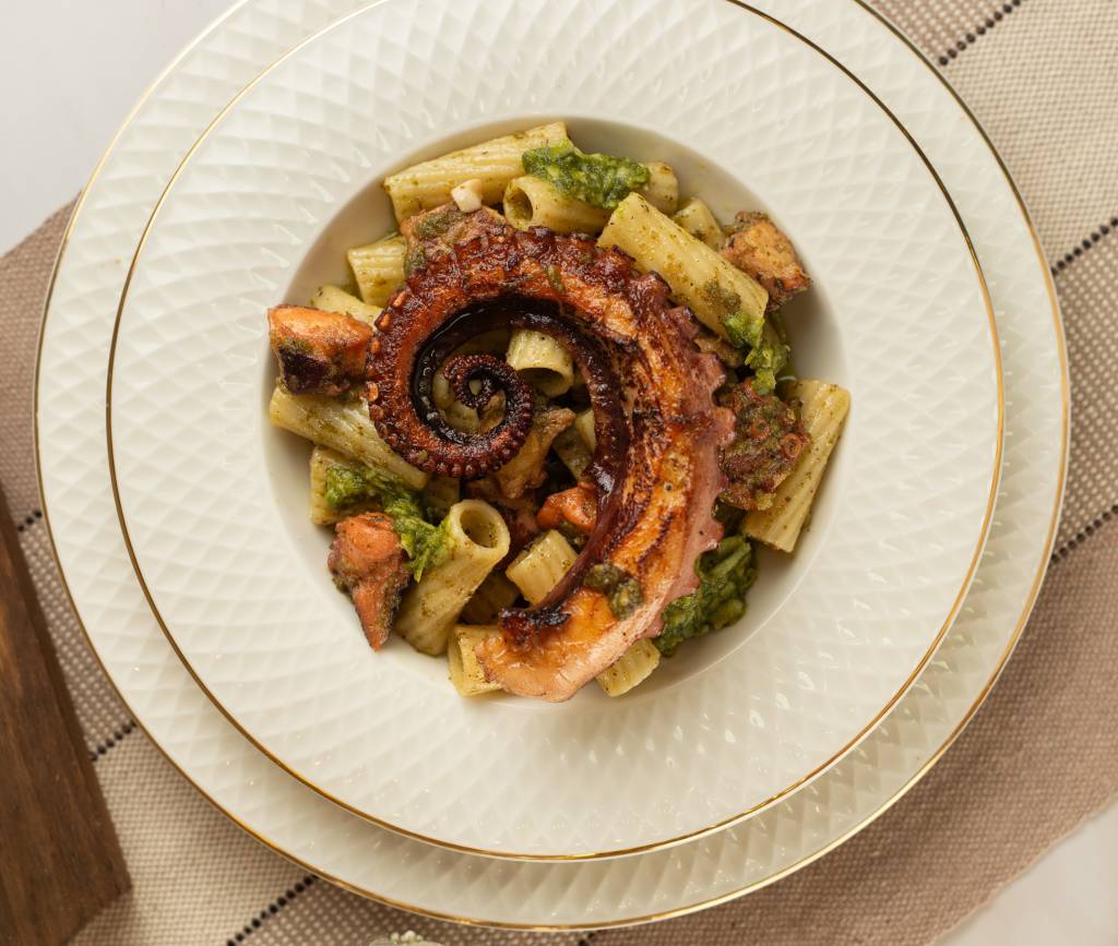 receita-Poulpe-au-Pesto-tortiglione-ao-molho-pesto-com-polvo Tortiglione leva molho pesto e tentáculo de polvo selado