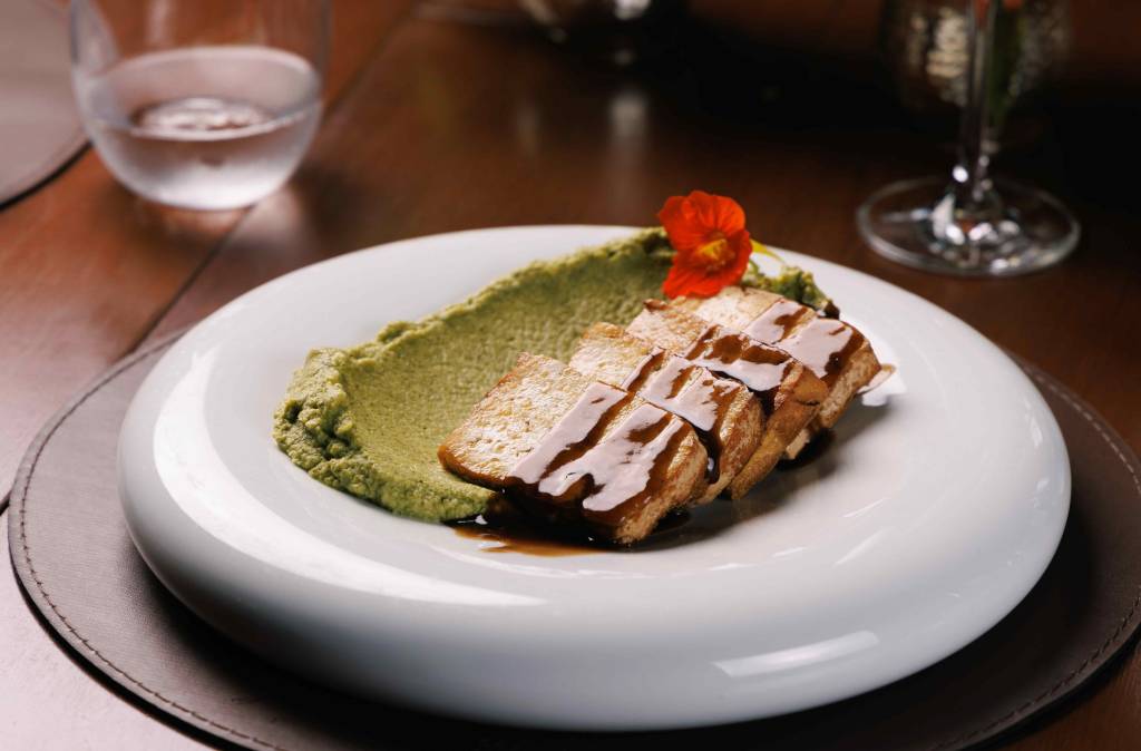 Receita de Tofu defumado grelhado com purê de brócolis e molho oriental