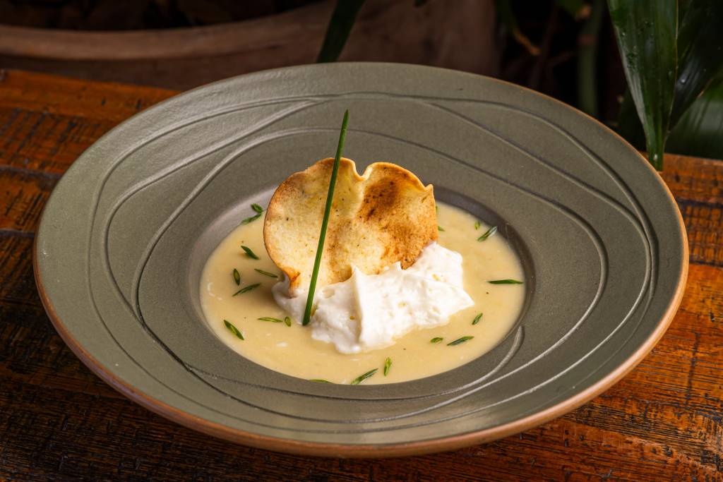 receitas-vegetarianas-Sopa-de-milho-com-espuma-de-queijo-e-crocante-de-limao Sopa de Milho Verde com Espuma de Queijo Tulha do restaurante Capim Santo, para o dia do Vegetarianismo