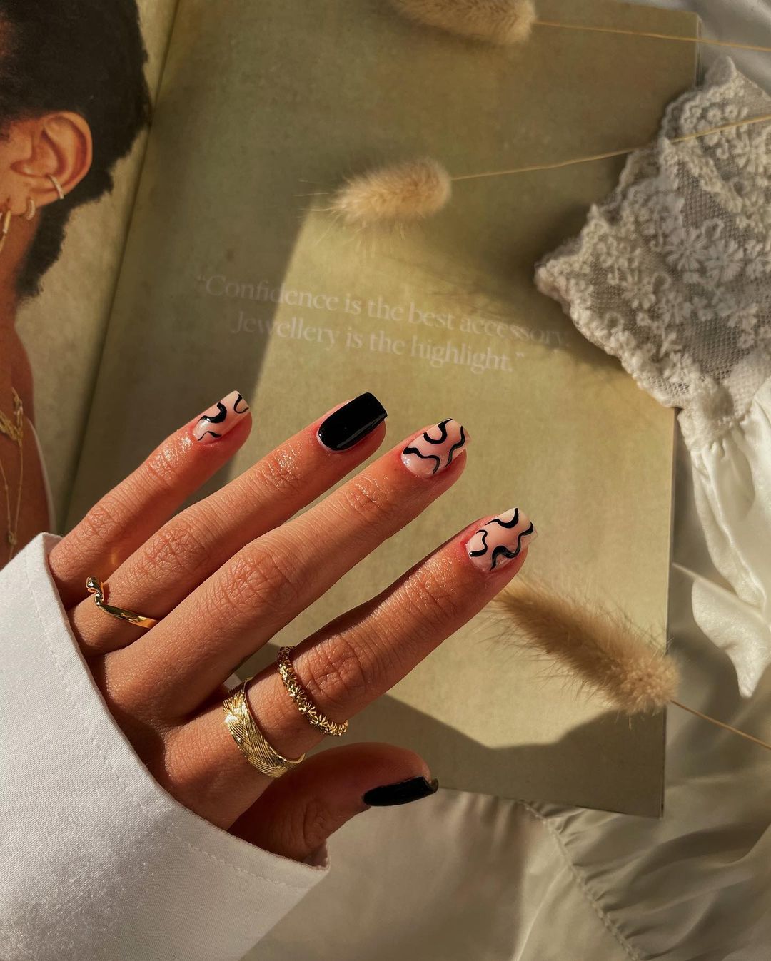 Unhas decoradas em preto