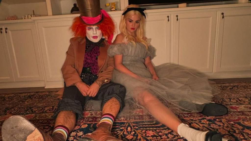 Design sem nome (2) Selena Gomez e Benny Blanco de Alice e Chapeleiro Maluco