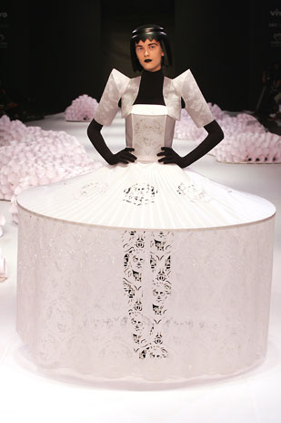 Desfile de papel de Jun Nakao marcou a hist&oacute;ria da SPFW