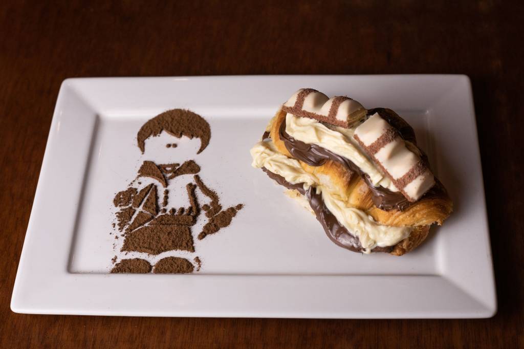 restaurantes-menu-kids-Café-du-Centre Croissant com Nutella, chocolate branco e Kinder Bueno do Café du Centre, que tem unidades em São Paulo e no Rio de Janeiro