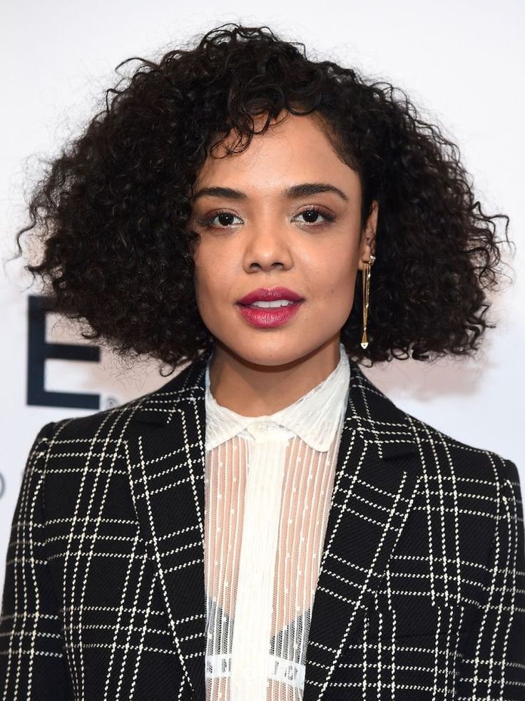 tessa-thompson-cortes-chanel 5 cortes curtos para cabelos crespos e cacheados que são tendências