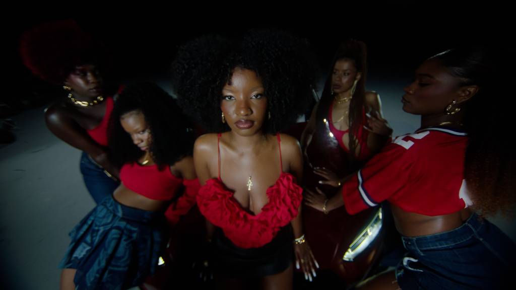 Exclusivo: Afreekassia lança novo clipe que celebra a feminilidade negra