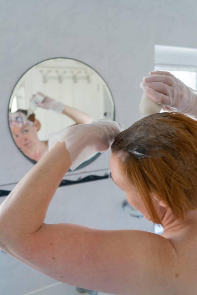 aplicando-tintura-cabelo-como-tingir-em-casa Como pintar os cabelos em casa de forma prática e descomplicada