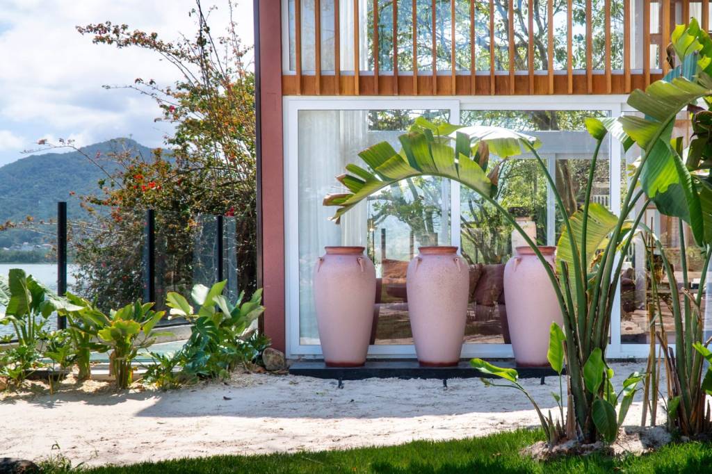 Como usar vasos na decoração e escolher o estilo ideal