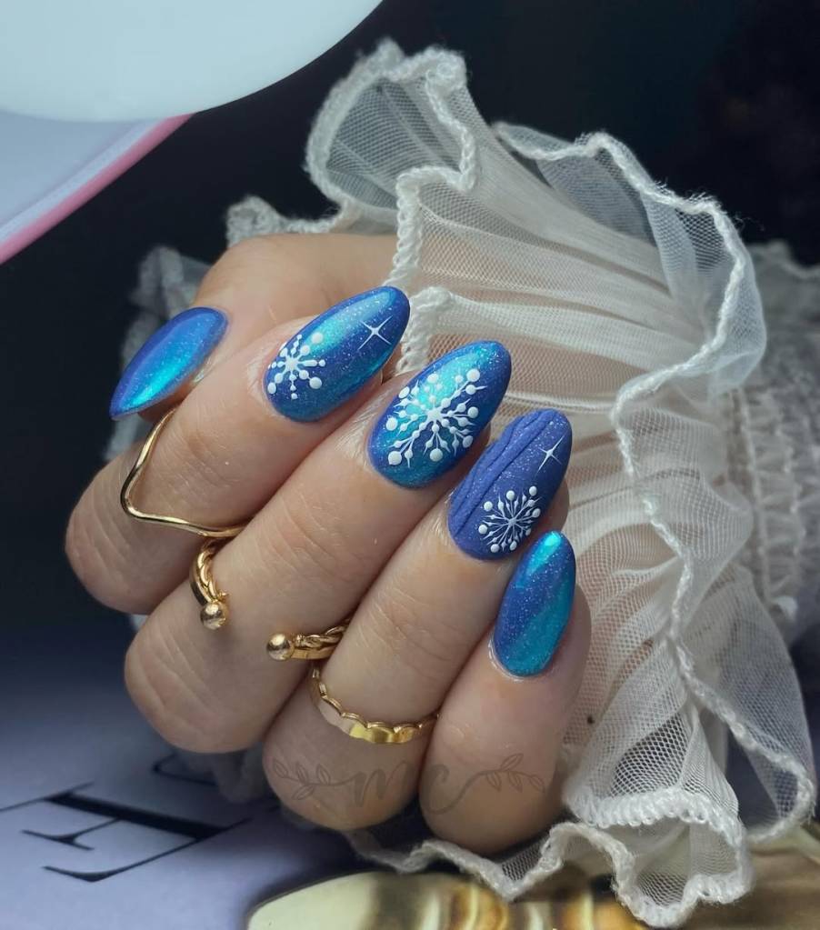 nail-art-natal-floco-de-neve 5 inspirações de nail arts nada óbvias para apostar neste fim de ano