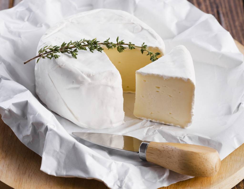 Receita de Natal: camembert frito com mel é opção de entradinha