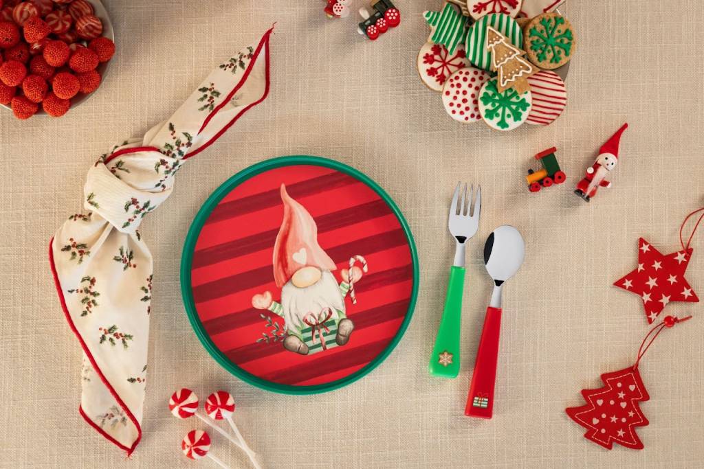 Mesa posta de Natal – Foto Tramontina Divulgação (1) (1) Louças e talheres temáticos são ótimas opções para deixar o momento mais lúdico para os pequenos.