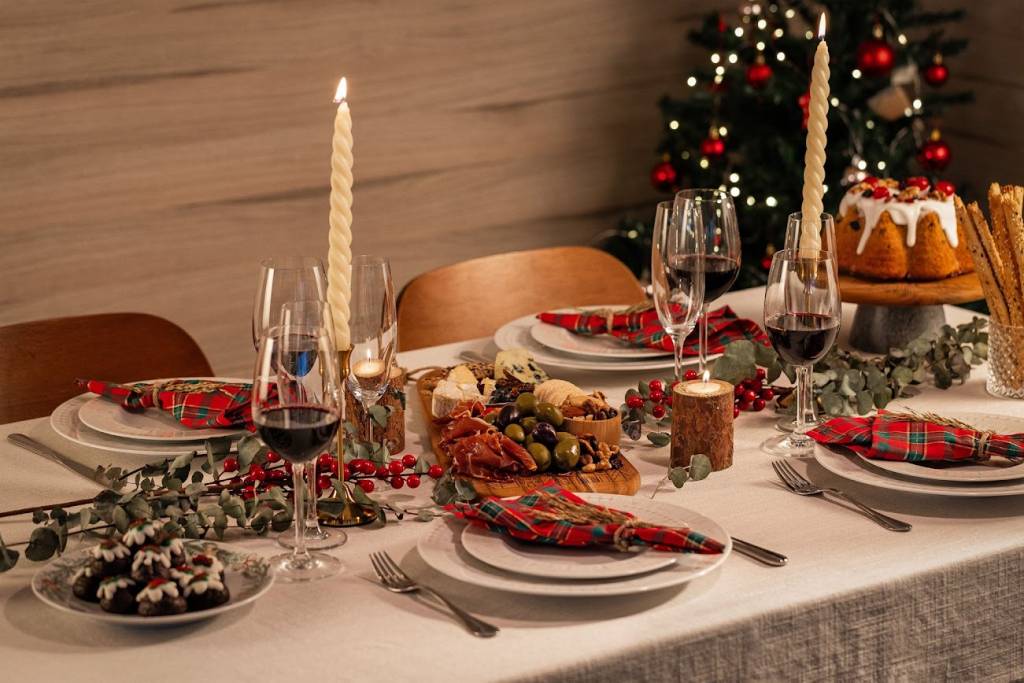 Mesa posta de Natal – Foto Tramontina Divulgação Jogos americanos de fibras naturais ou toalhas com bordados temáticos completam o visual com charme