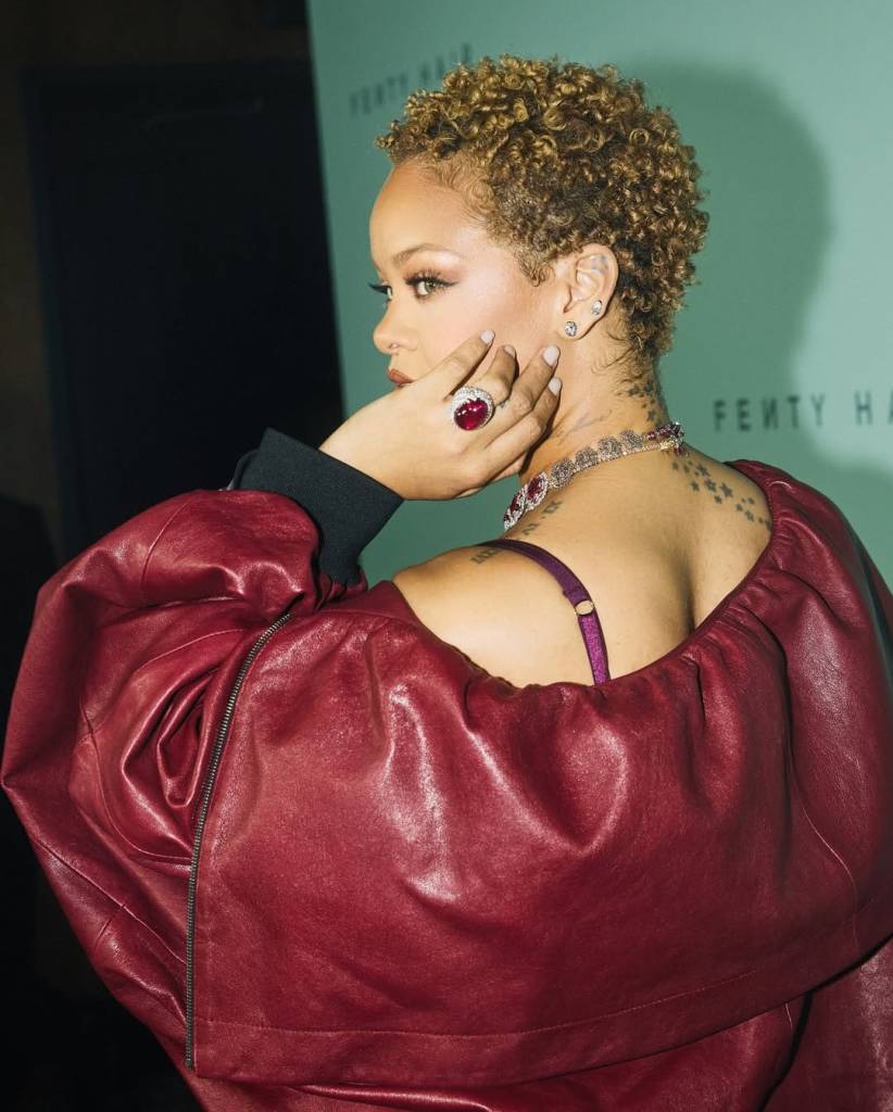 claudia-rihanna-loiro-mel A cor do momento: 4 famosas cacheadas que já apostaram no loiro mel