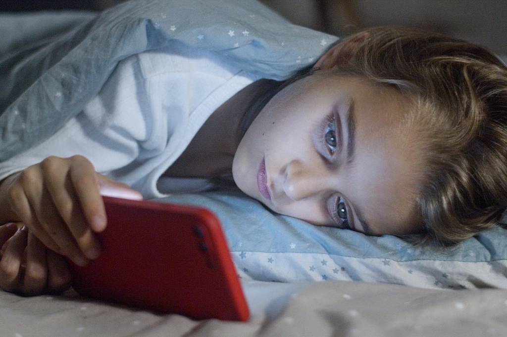 como-estabelecer-limite-celular-riscos Quais são os riscos de ficar muito tempo no celular?