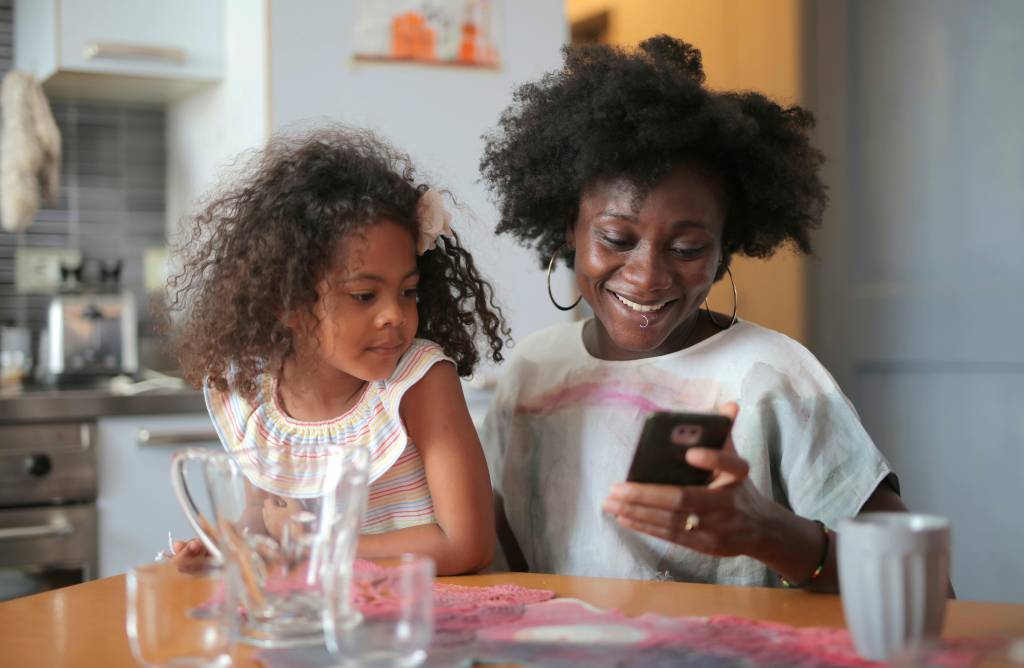como-estabelecer-limites-celular-família Como posso incentivar o meu filho a passar menos tempo no celular?