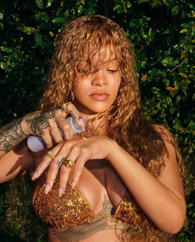 loiro-mel-rihanna-cabelo-ondulado A cor do momento: 4 famosas cacheadas que já apostaram no loiro mel