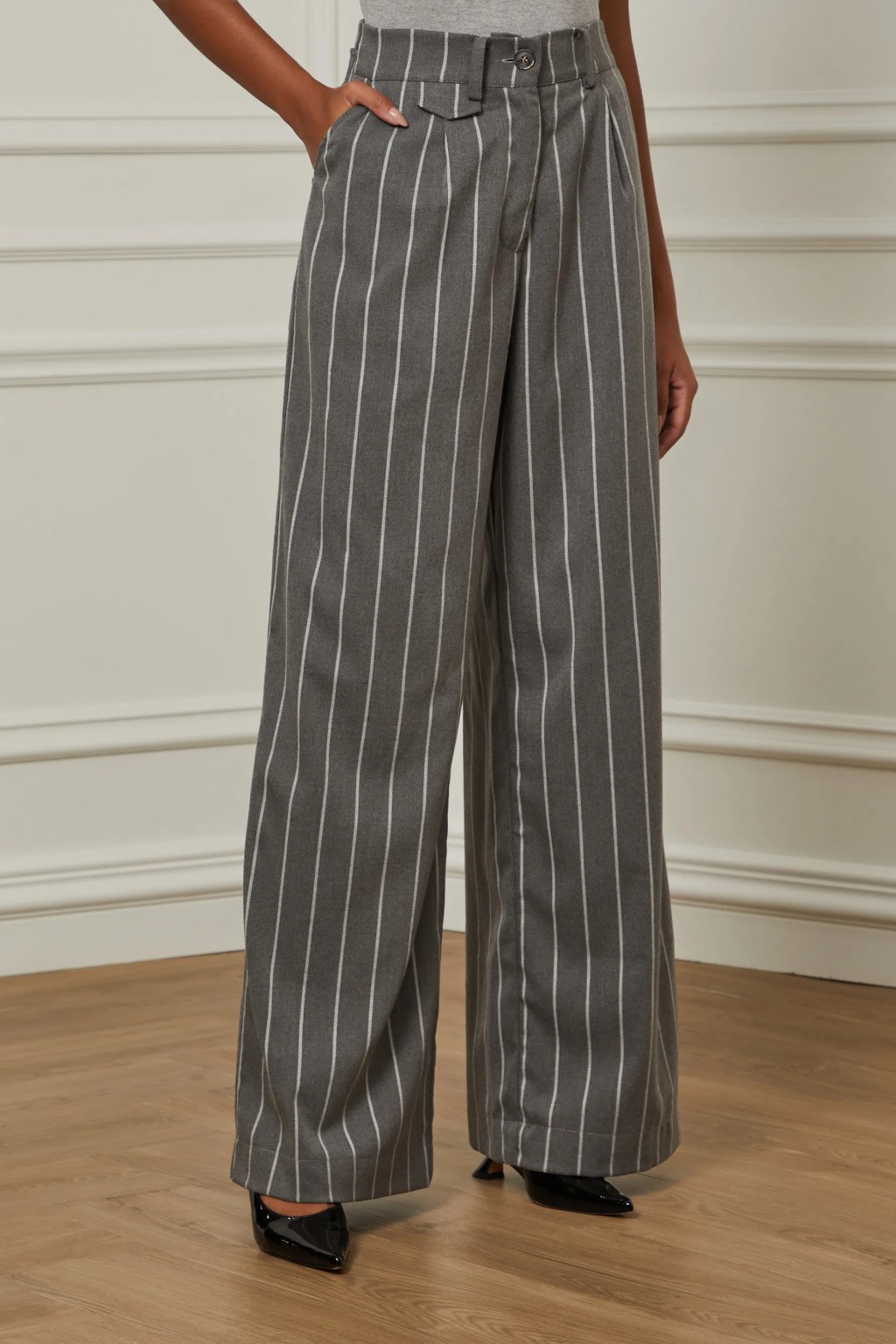 Calça de alfaiataria listrada cinza e branoc