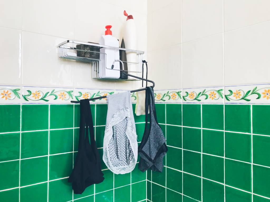 Lavar calcinha no banho pode causar candidíase? Especialista explica