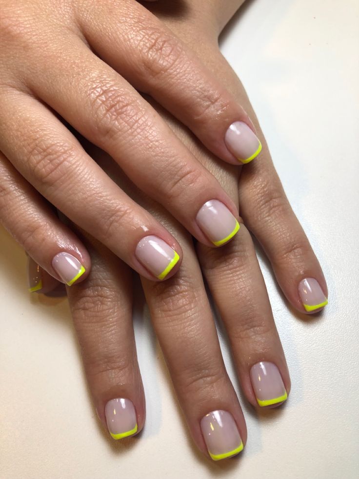 francesinha-amarelo-manteiga-esmalte Amarelo manteiga: saiba como usar o esmalte queridinho do verão 2025