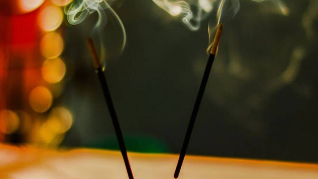 5 incensos para atrair grandes fortunas em 2025