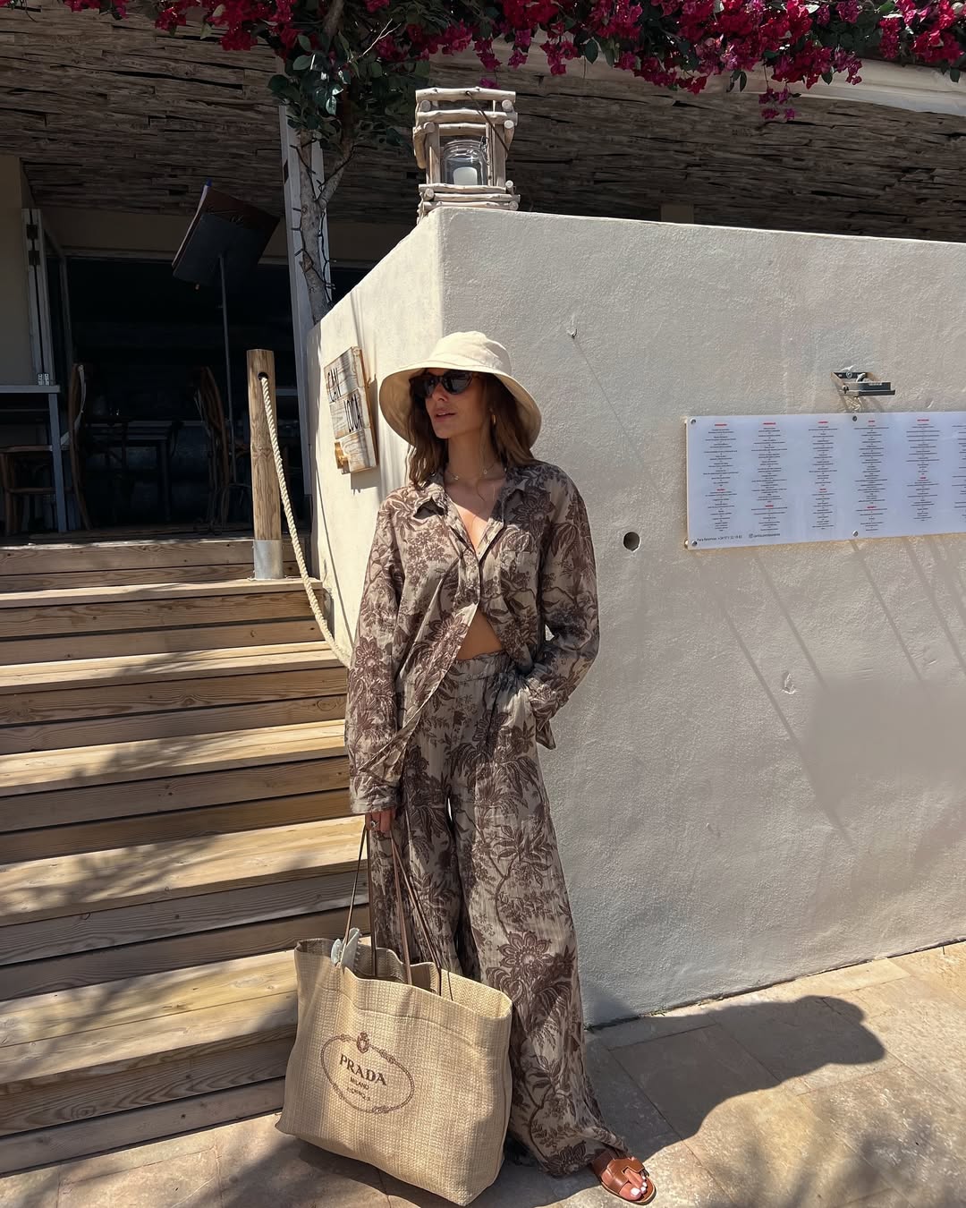 Look com chapeu de palha