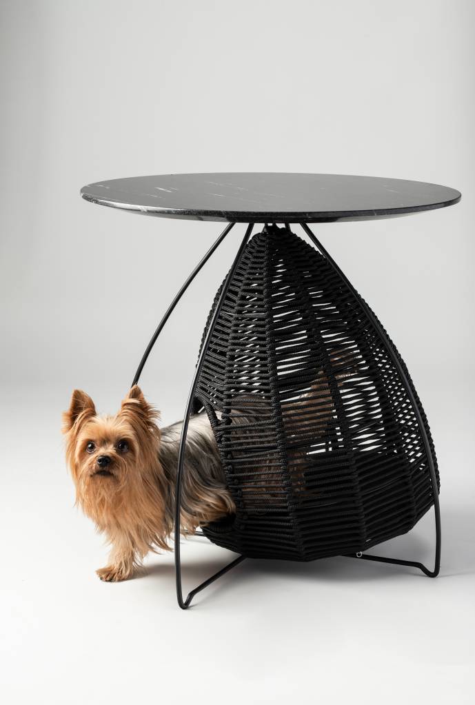 Mesa Chanel por Sérgio Stark para DonaFlor Mobília – Foto Rafael Motta A mesa é um produto de design funcional para pets e tutores