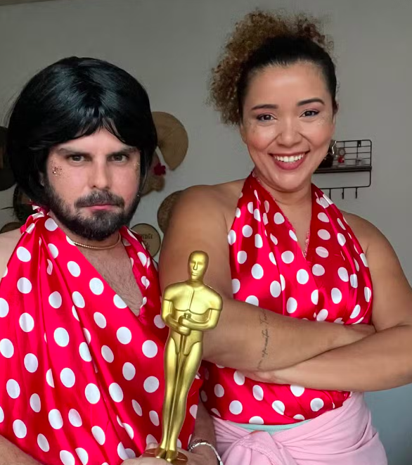 O casal Thaísia Rocha e Elder Rodrigues, do Maranhão, se fantasiaram de Fátima e Sueli