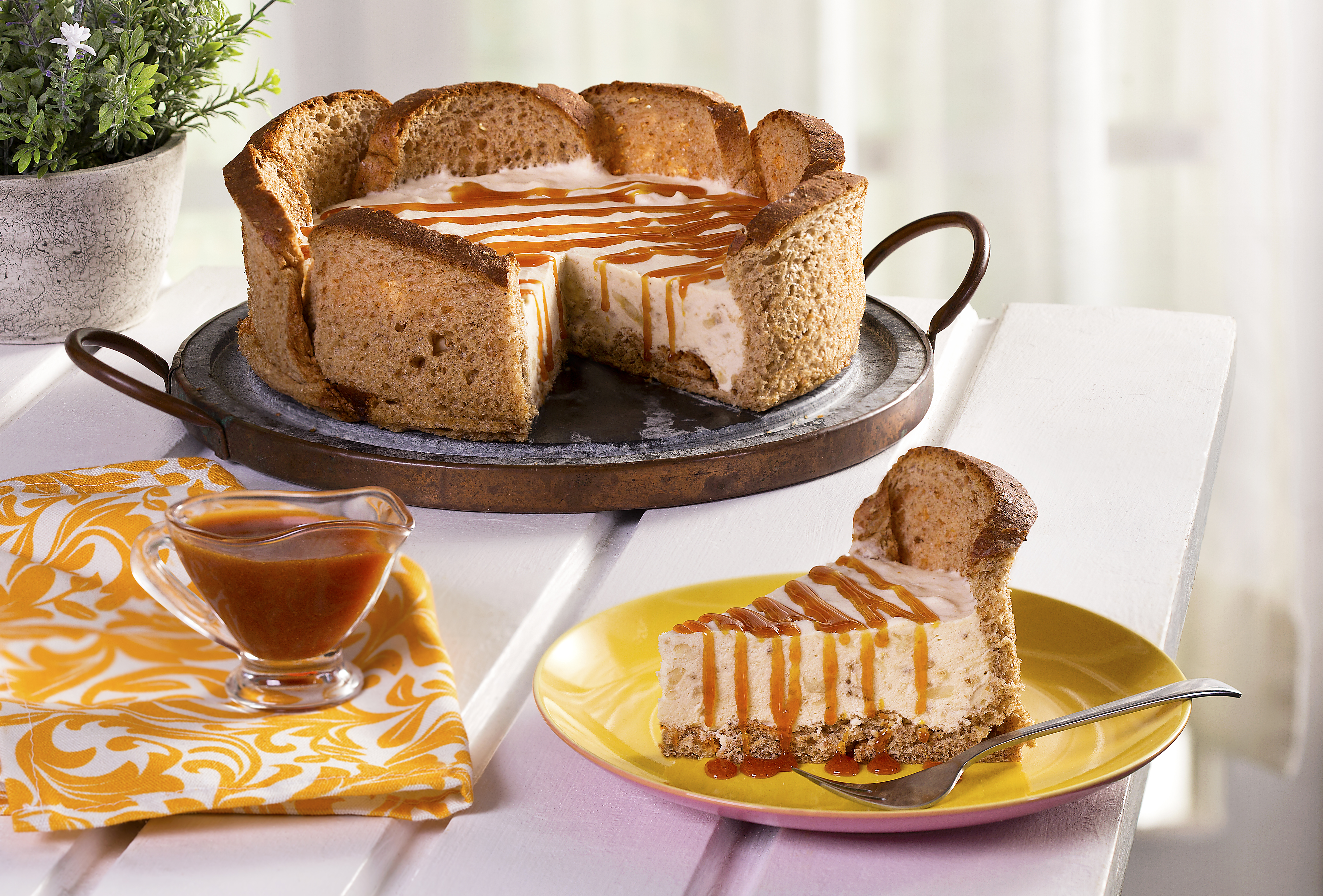 Torta cheesecake com pão de forma de banana e caramelo