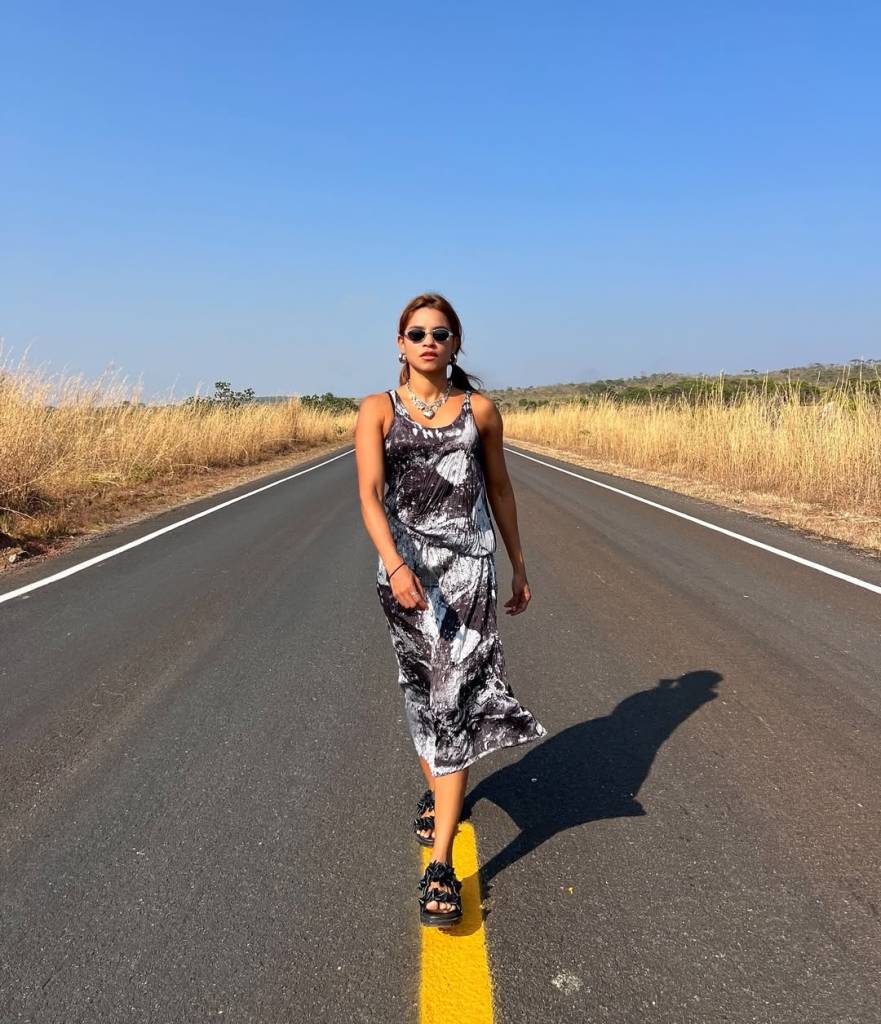 Lucy Alves à vontade em vestido estilo boho chic