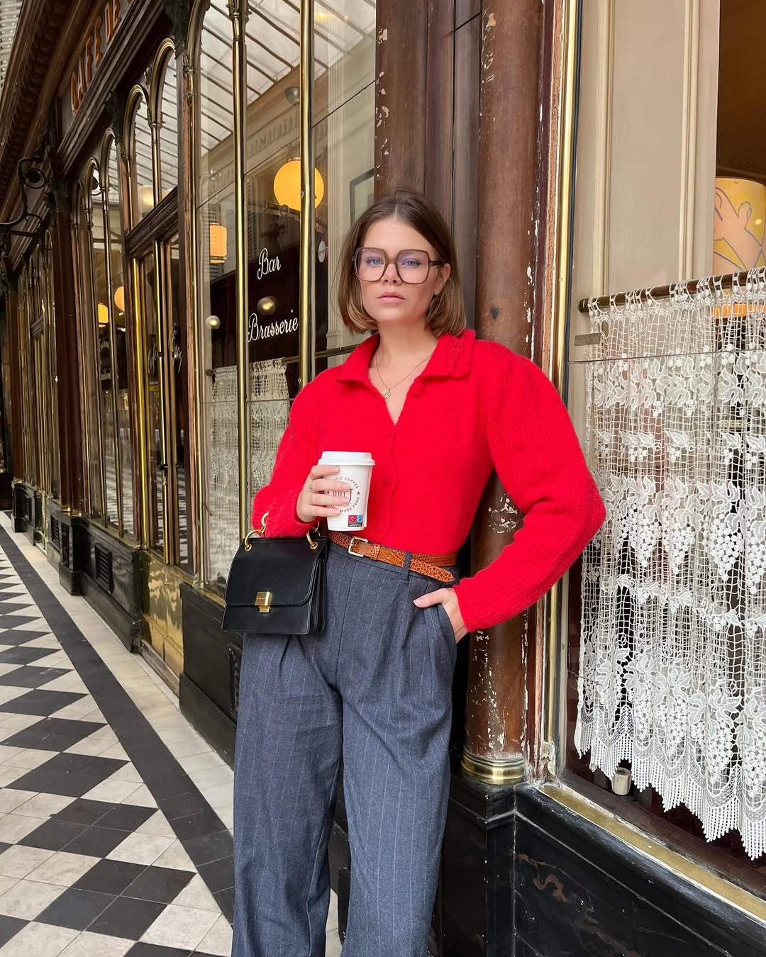 A cal&ccedil;a listrada azul pode ser combinada com camisa social vermelha