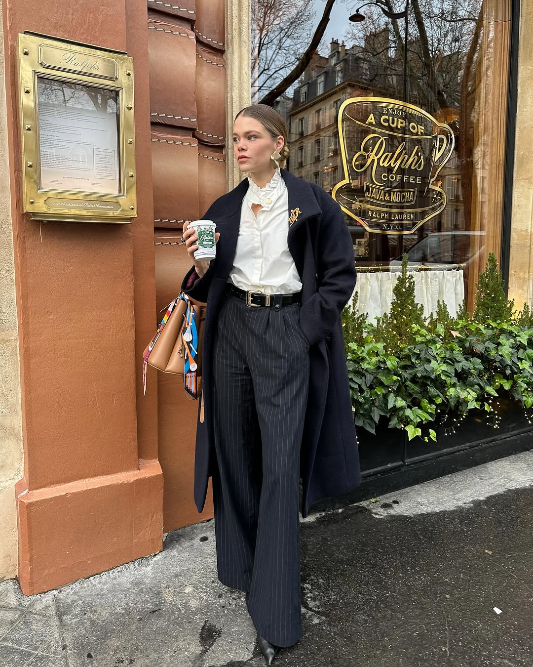 A cal&ccedil;a listrada permite a cria&ccedil;&atilde;o de looks elegantes e sofisticados