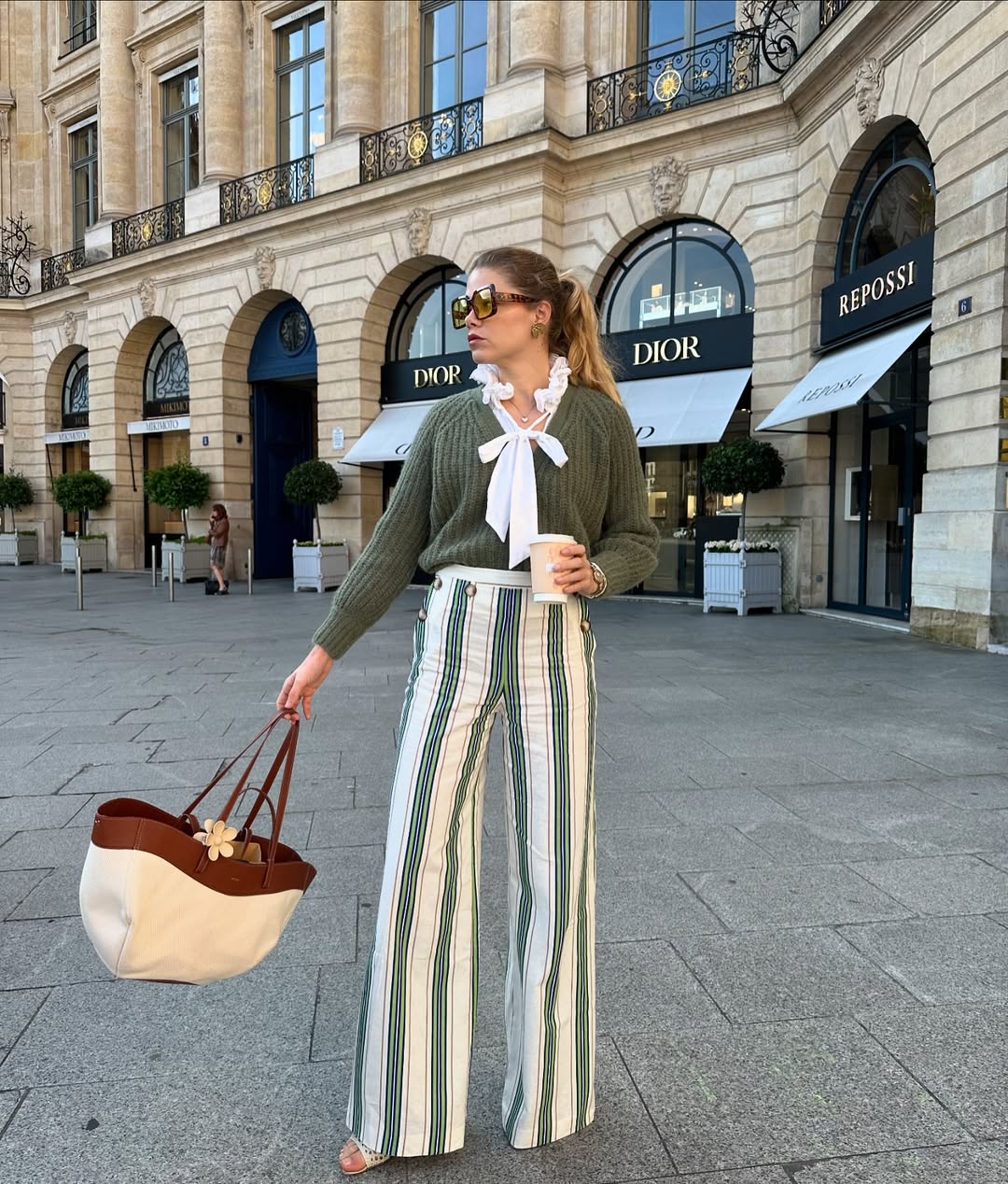 A cal&ccedil;a listrada &eacute; aposta para quem procura visuais elegantes