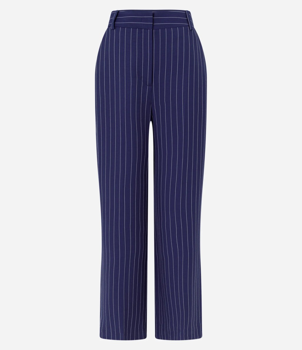 Calça risca de giz com listras brancas e azuis