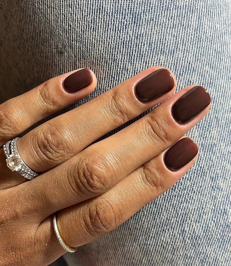 esmaltes-cores-tendência-2025-marrom-mocha-mousse Essas são as 5 cores de esmaltes mais desejadas em 2025