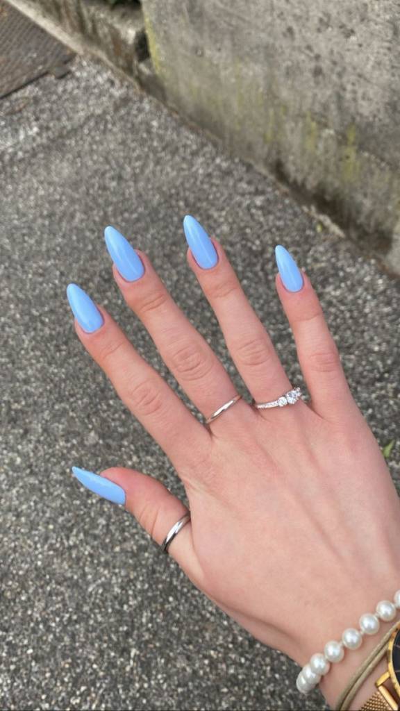 esmaltes-tendência-2025-azul-pastel Essas são as 5 cores de esmaltes mais desejadas em 2025