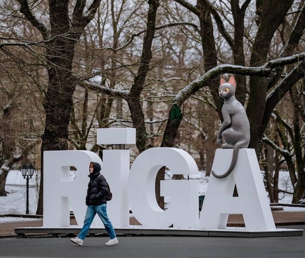 O gato da animação Flow ganhou uma estátua em cima do letreiro de Riga, capital da Letônia
