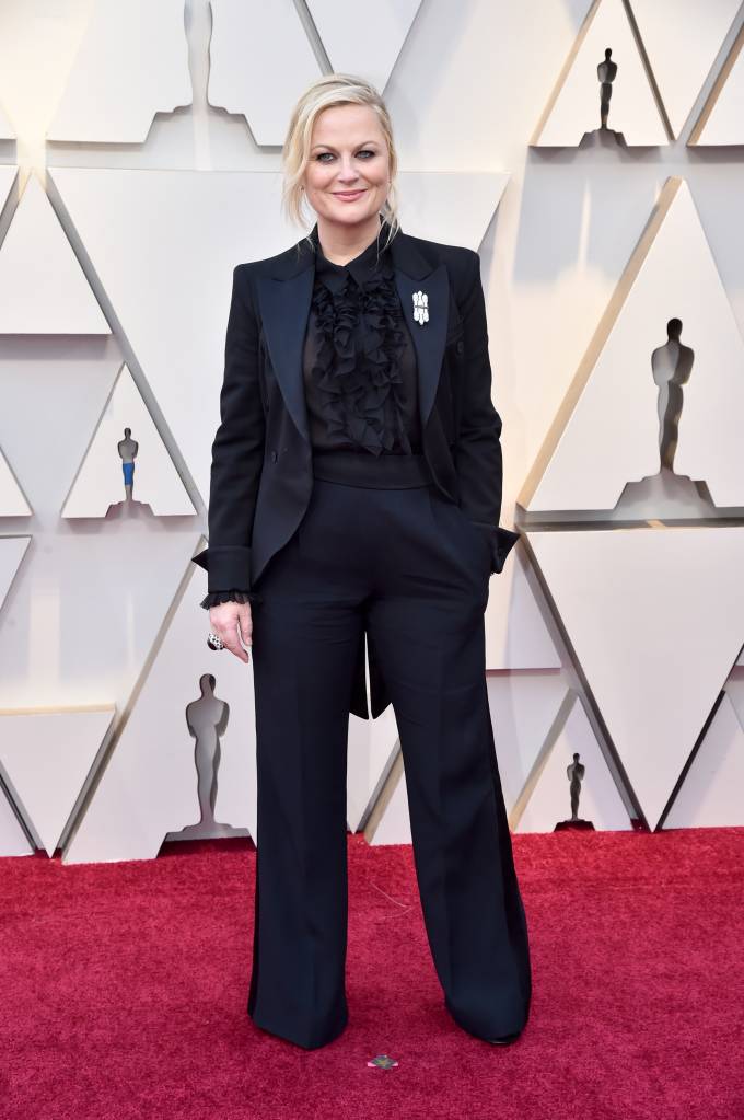 A atriz Amy Poehler apostou em um terninho para apresentar uma categoria da cerimônia de 2019