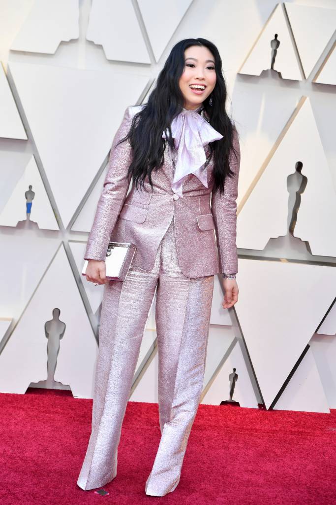 A atriz Awkwafina apostou um terno para apresentar uma categoria na cerimônia de 2019
