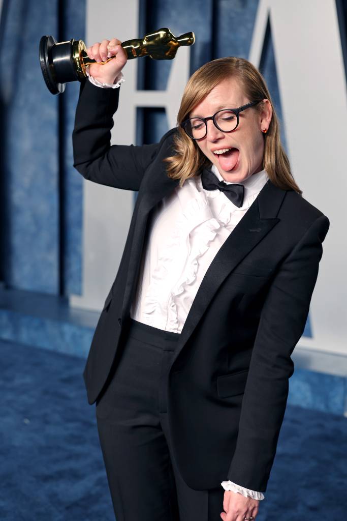 Sarah Polley no Oscar de 2023 usando um smoking da grife francesa Saint Laurent