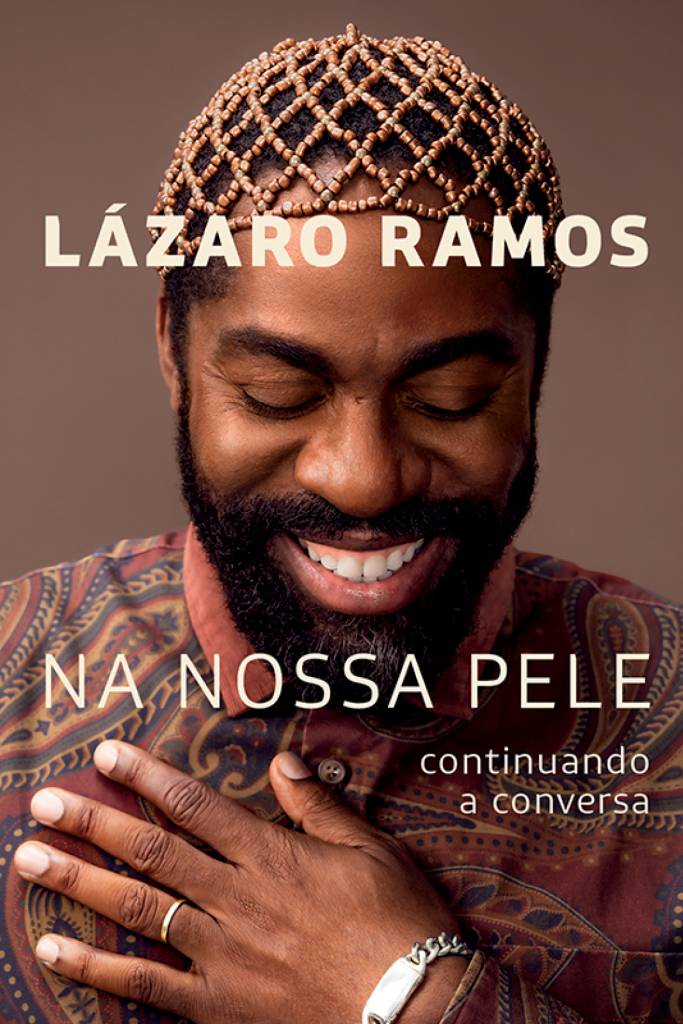 Lázaro Ramos Em Na Nossa Pele (Companhia das Letras, R$ 69,90), Lázaro entende que sua trajetória não é só uma experiência individual.