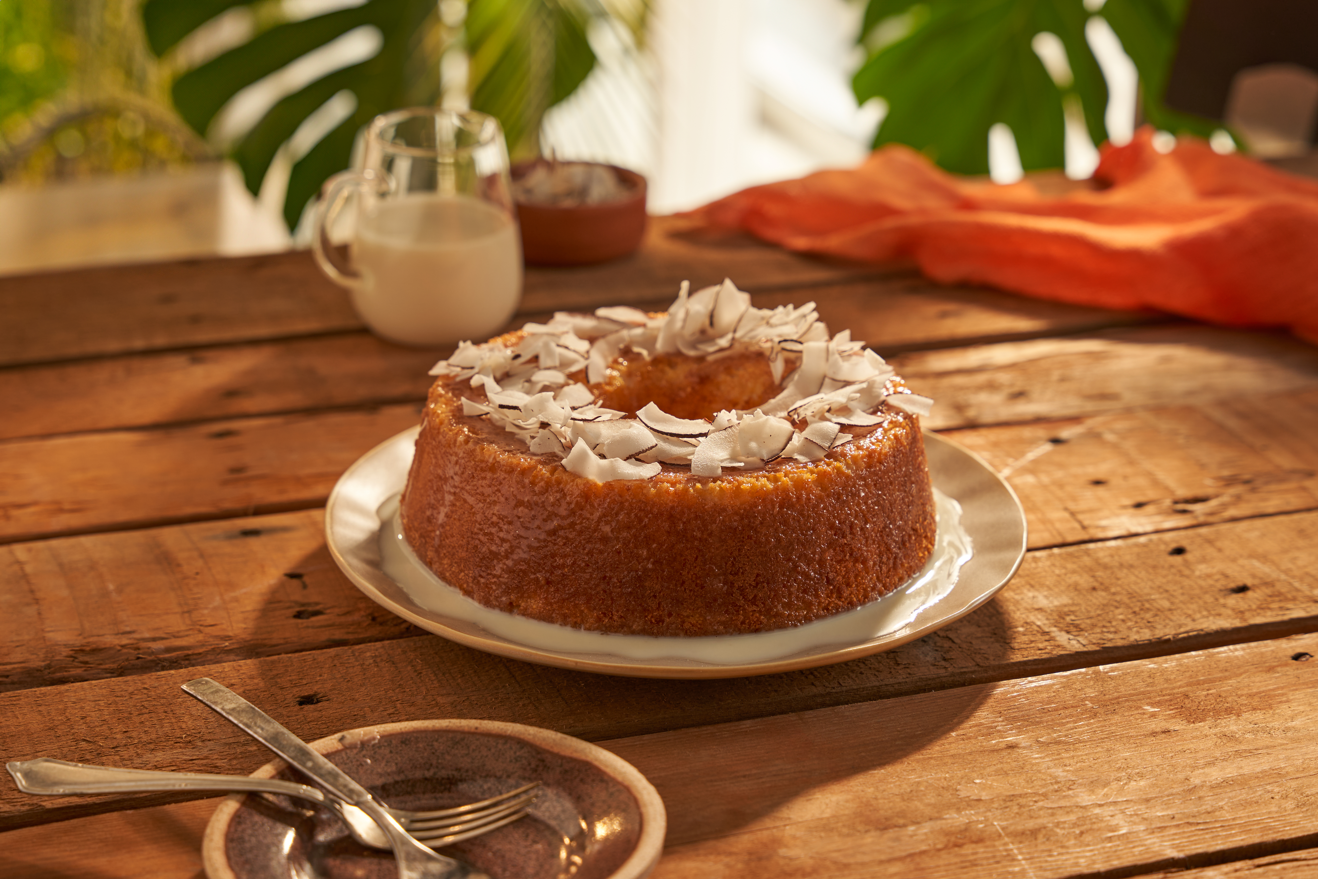 Bolo de cuscuz com calda de leite de coco