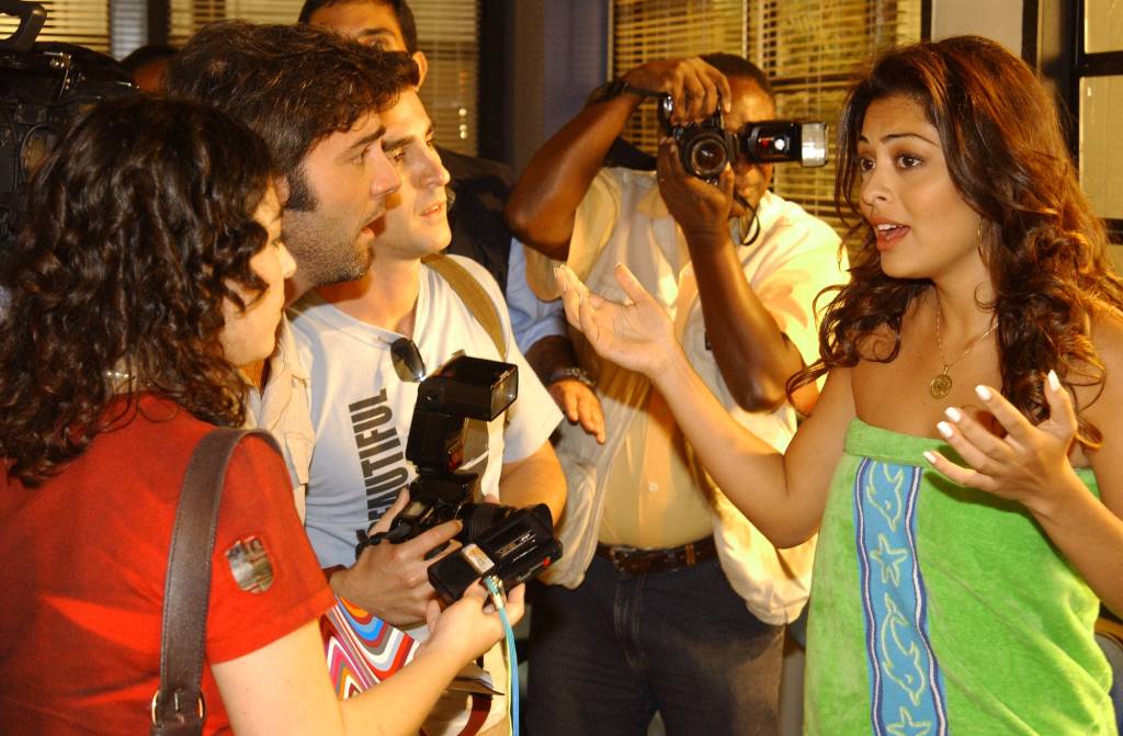 Jacqueline Joy (Juliana Paes) fica nua para chamar a atenção em 